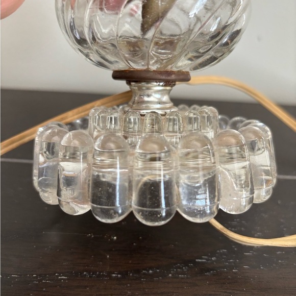 Elegant Vintage Brass and Swirl Clear Glass Table Lamp - Picture 3 of 8